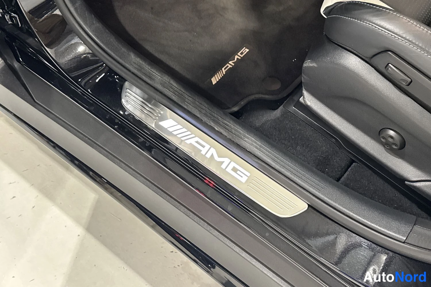 Musta Mercedes-Benz GLC 2020, yksityiskohta, kuva 28