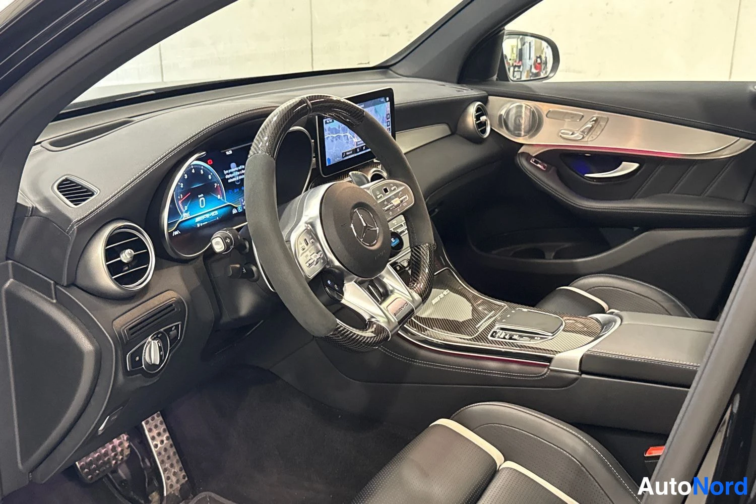 Musta Mercedes-Benz GLC 2020, ohjaamo, kuva 10