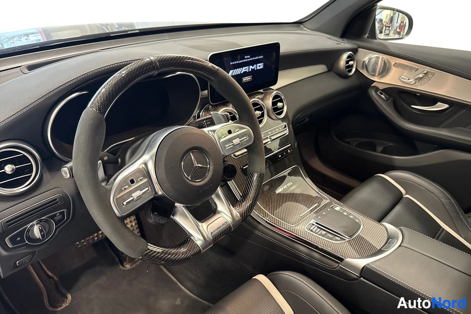 Musta Mercedes-Benz GLC 2020, ohjaamo, kuva 6