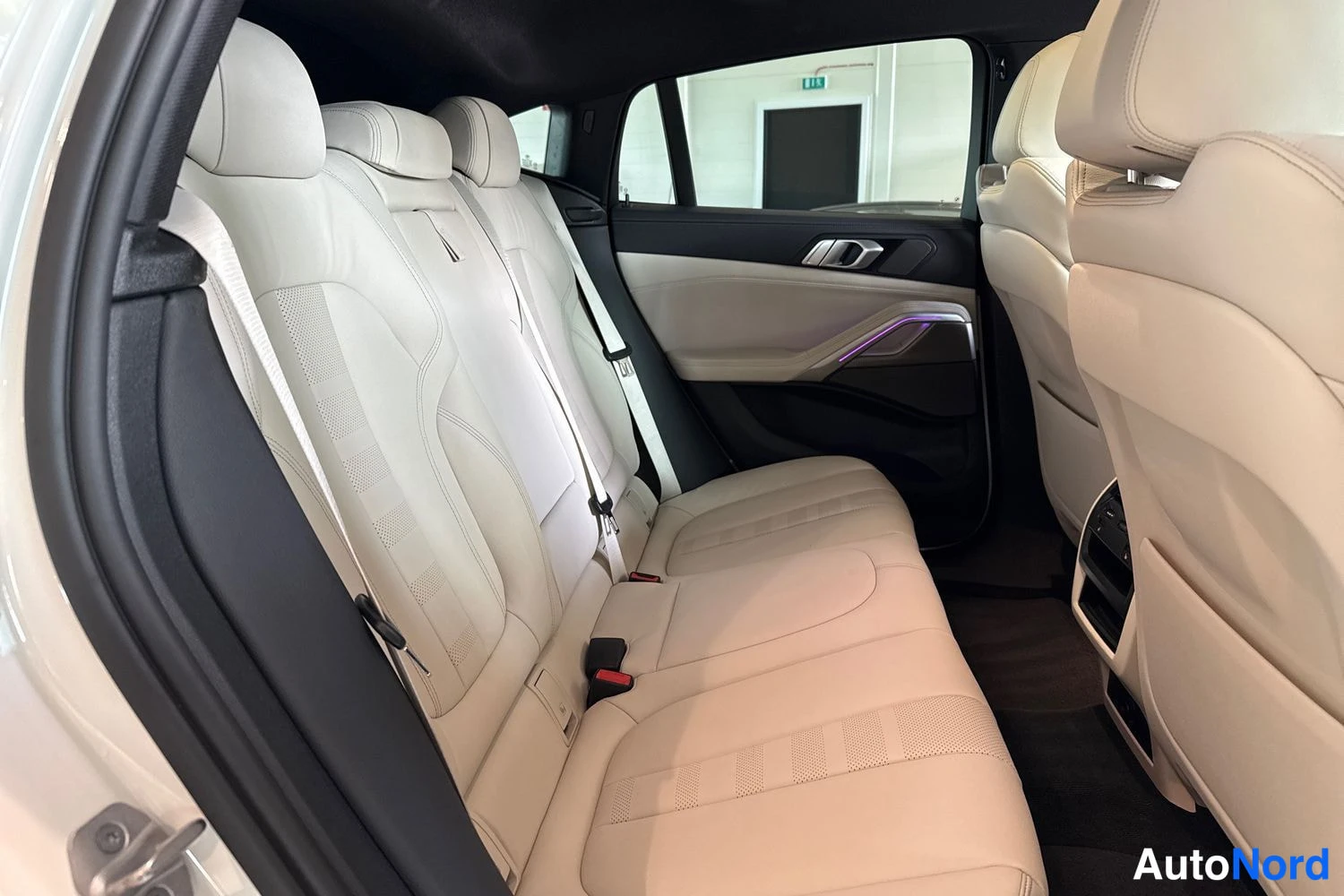 Valkoinen BMW X6 2021, takaistuimet, kuva 11