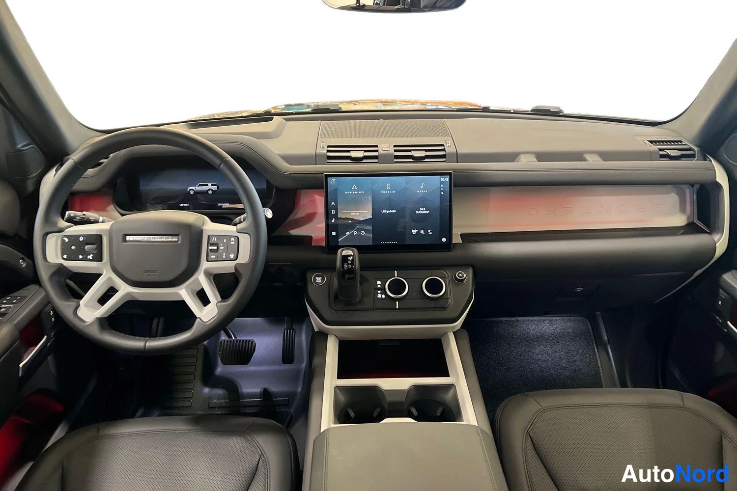 Musta Land Rover Defender 2025, ohjaamo, kuva 7