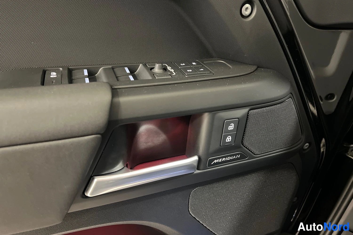 Musta Land Rover Defender 2025, yksityiskohta, kuva 17