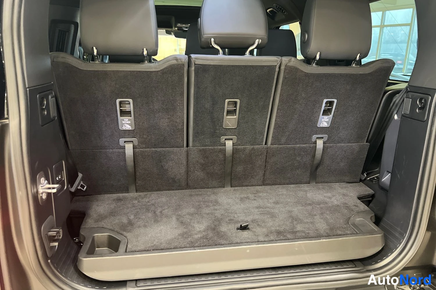 Musta Land Rover Defender 2025, tavaratila, kuva 12