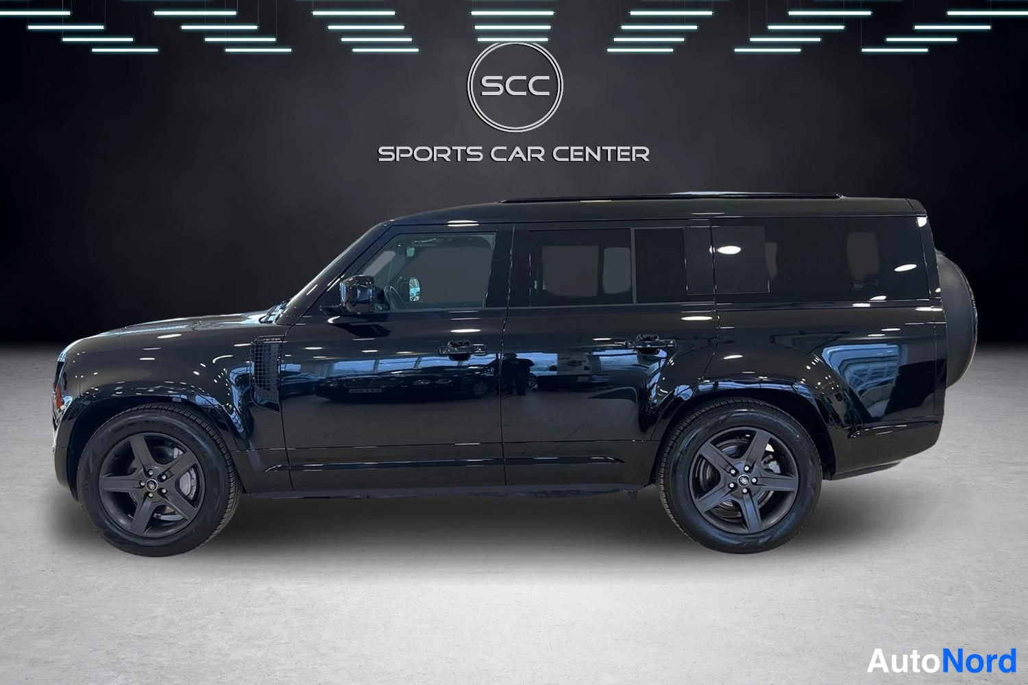 Musta Land Rover Defender 2025, sivulta, kuva 3