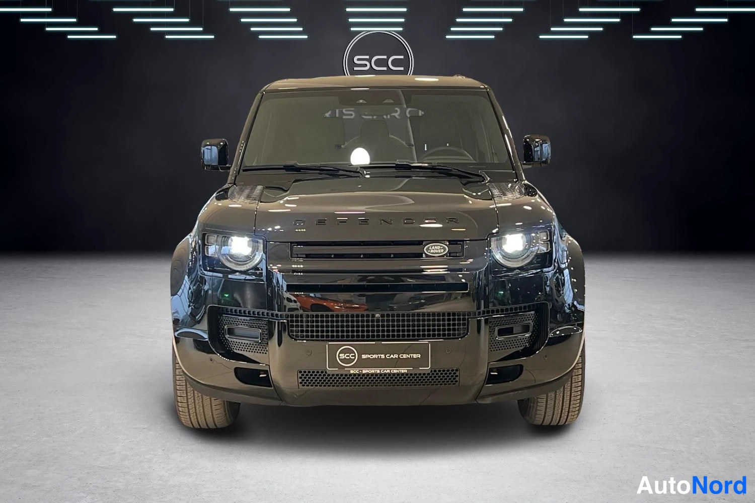Musta Land Rover Defender 2025, edestä, kuva 2