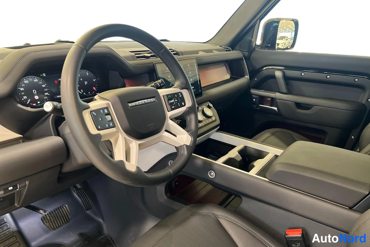 Musta Land Rover Defender 2025, ohjaamo, kuva 5