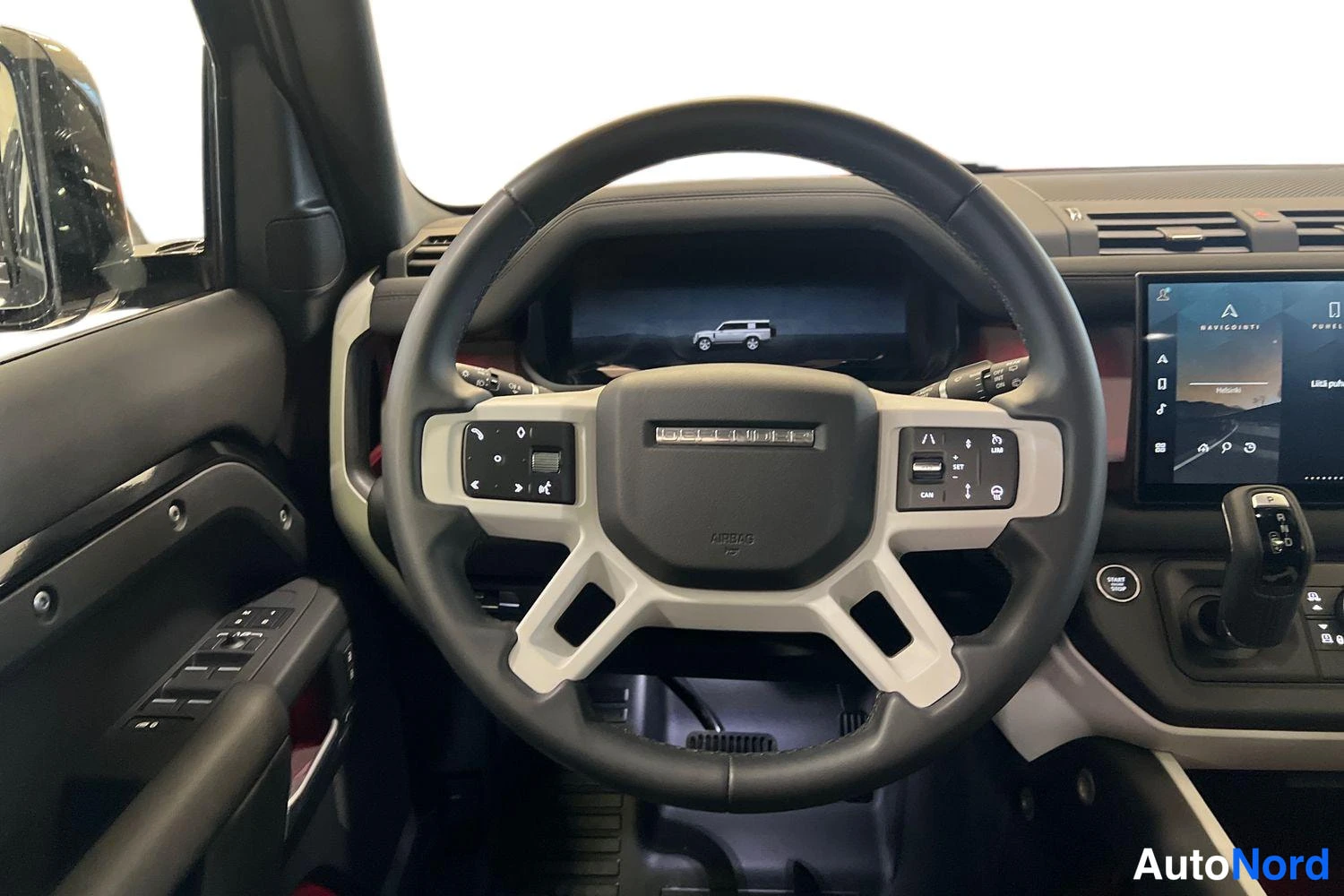 Musta Land Rover Defender 2025, ohjaamo, kuva 6