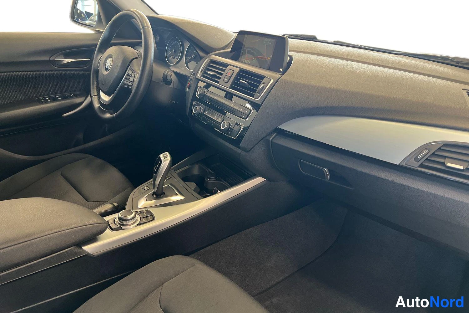 Valkoinen BMW 118d 2017, ohjaamo, kuva 9