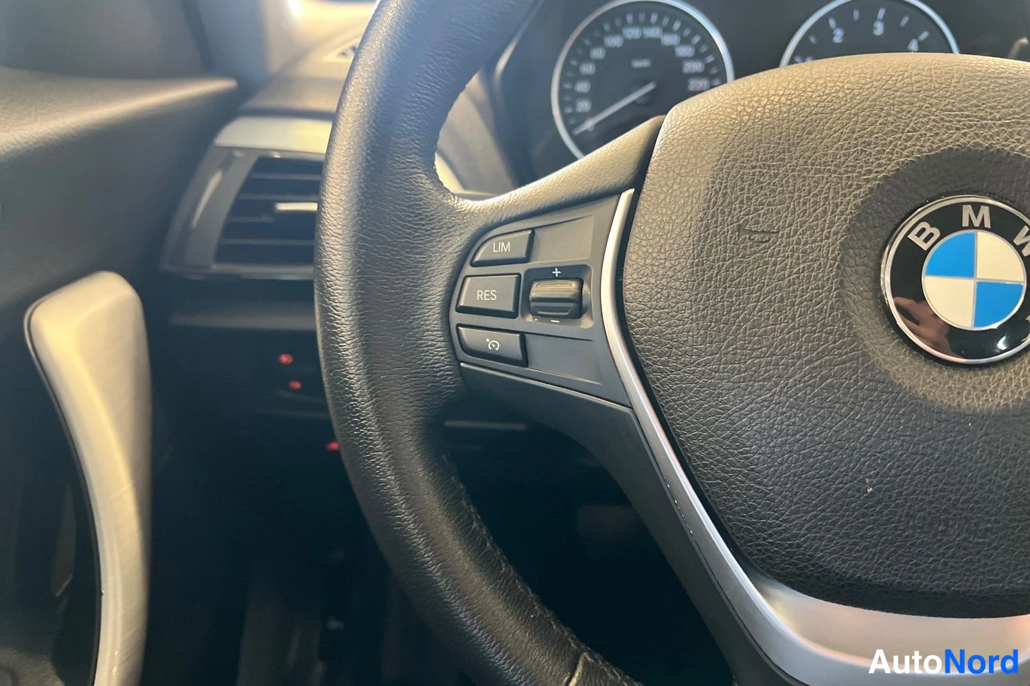 Valkoinen BMW 118d 2017, yksityiskohta, kuva 19