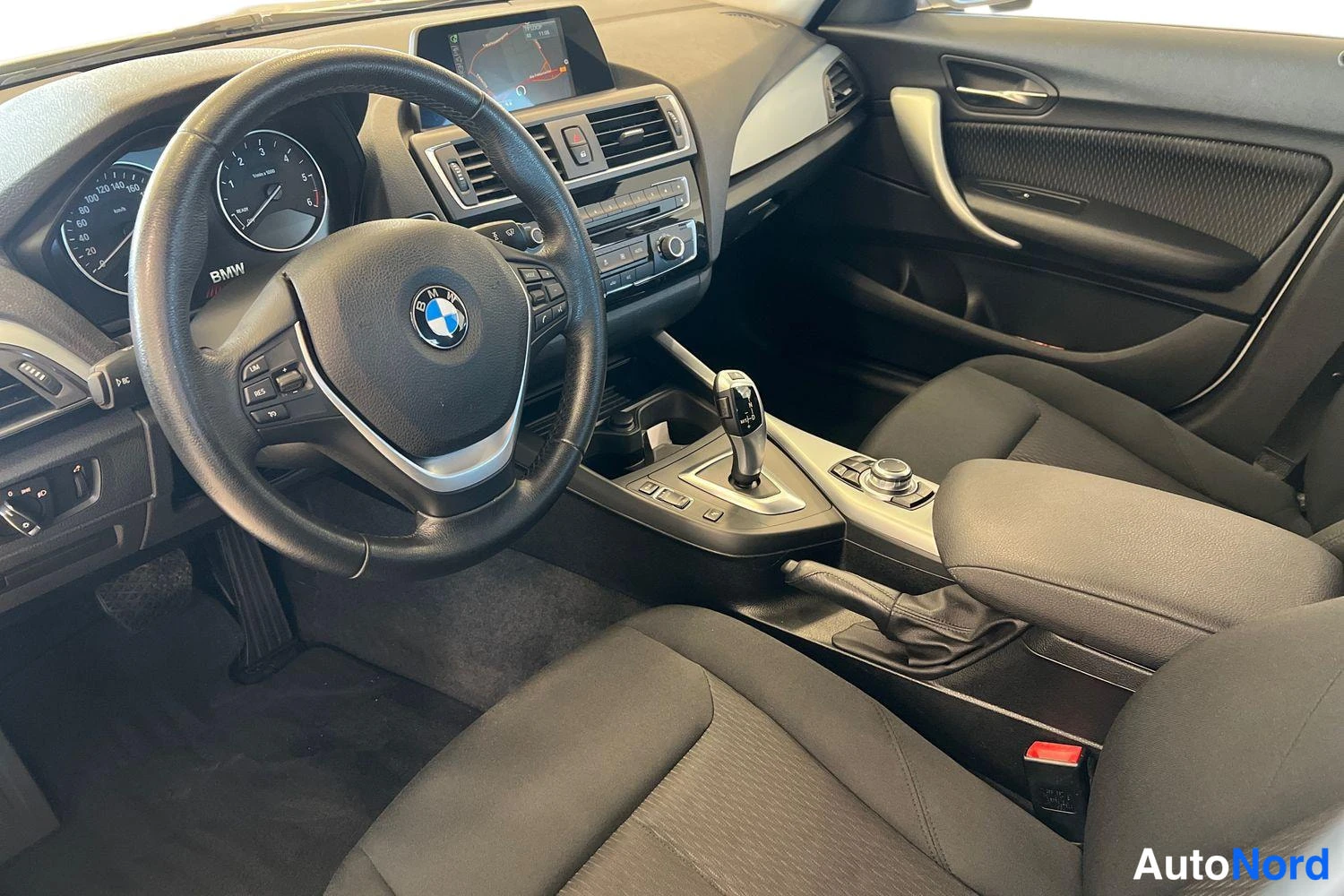 Valkoinen BMW 118d 2017, ohjaamo, kuva 6