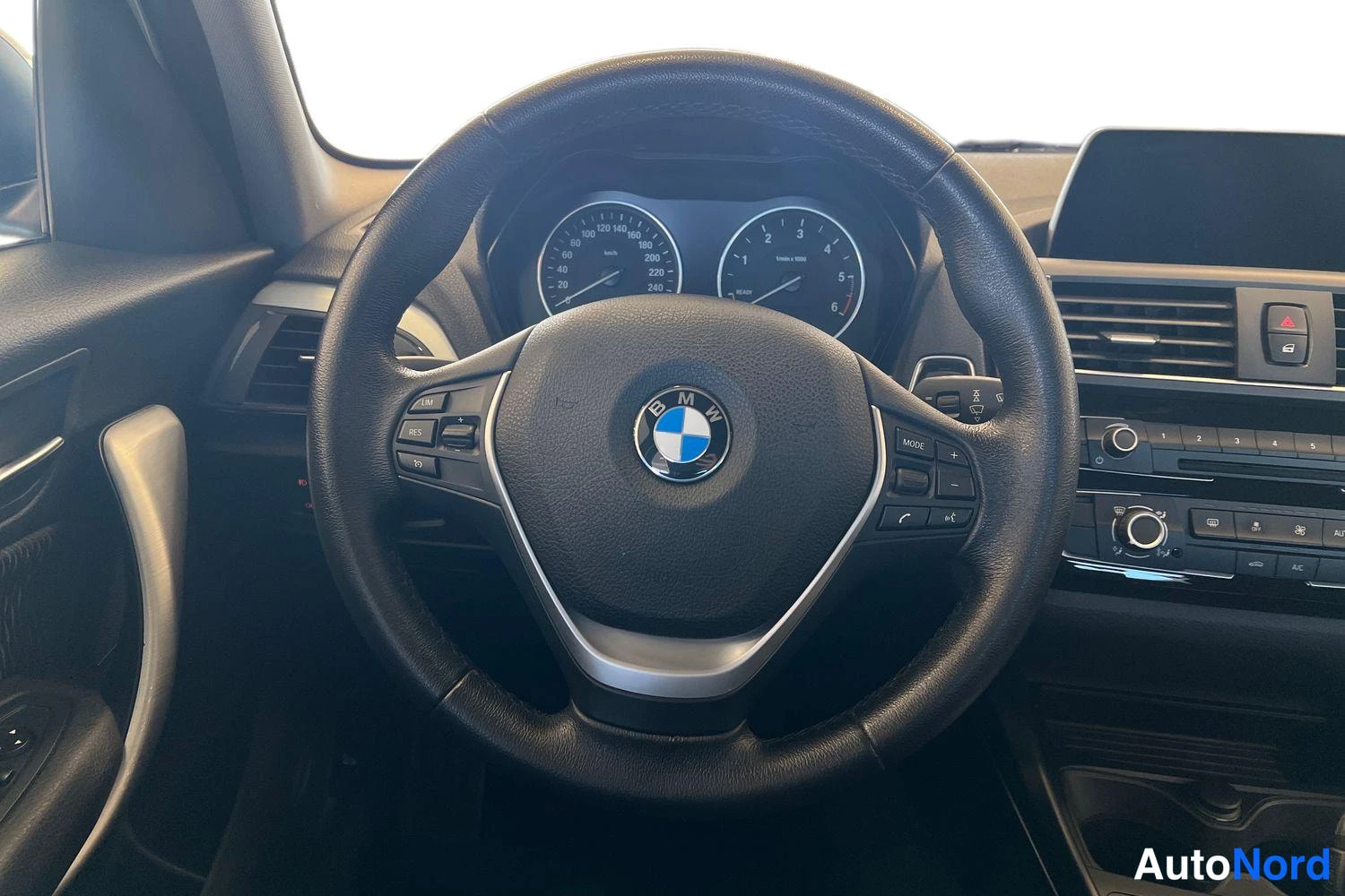 Valkoinen BMW 118d 2017, ohjaamo, kuva 7