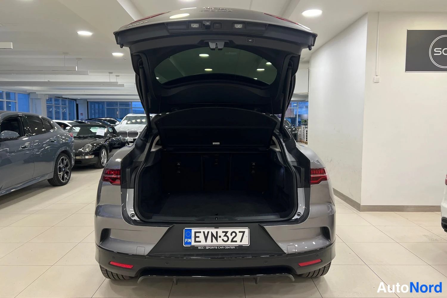 Harmaa Jaguar I-pace 2023, tavaratila, kuva 11