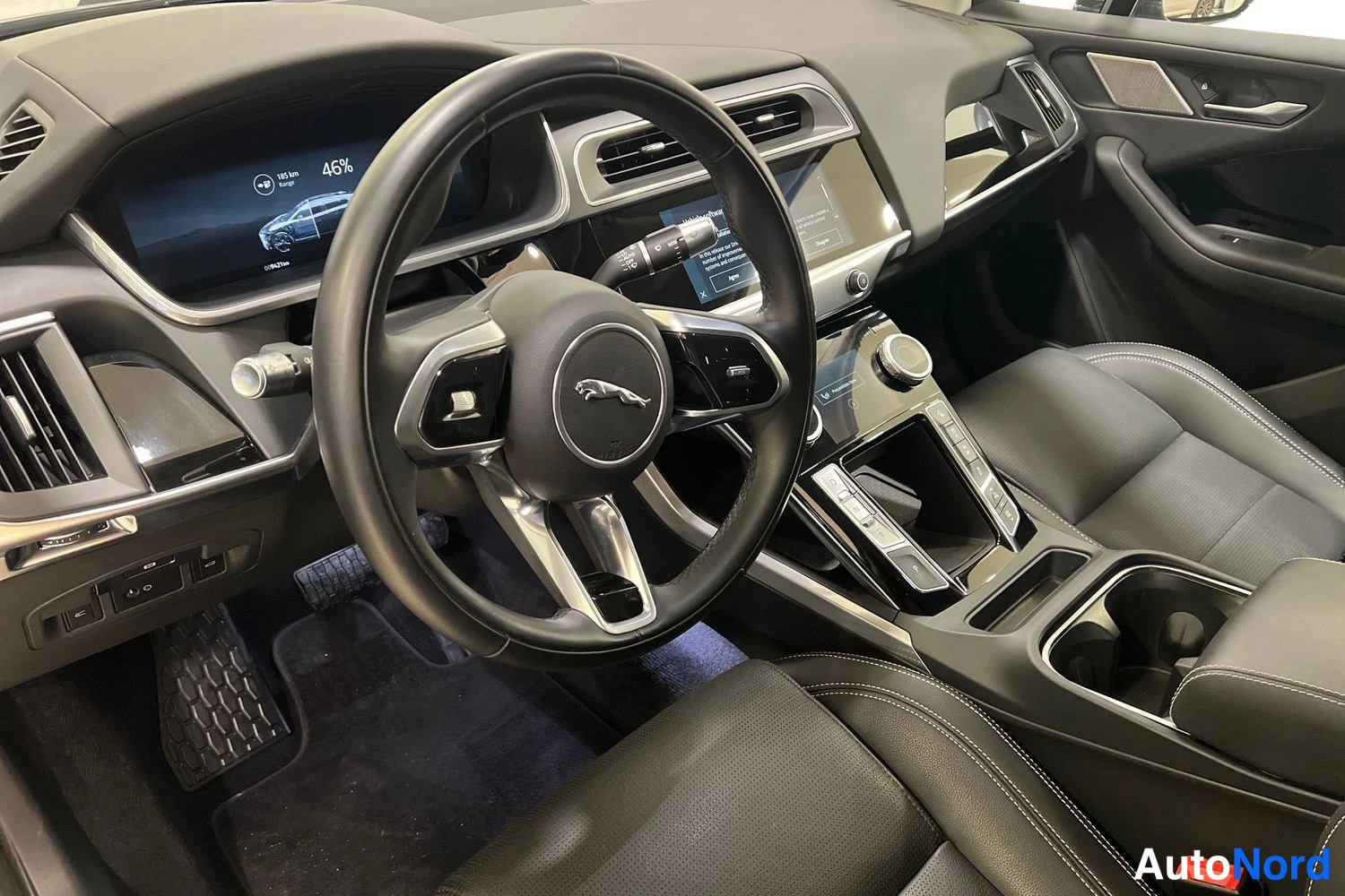 Harmaa Jaguar I-pace 2023, ohjaamo, kuva 6