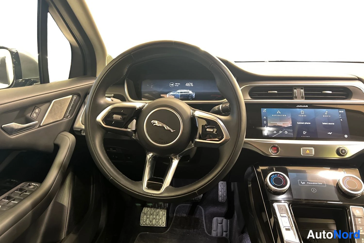 Harmaa Jaguar I-pace 2023, ohjaamo, kuva 7