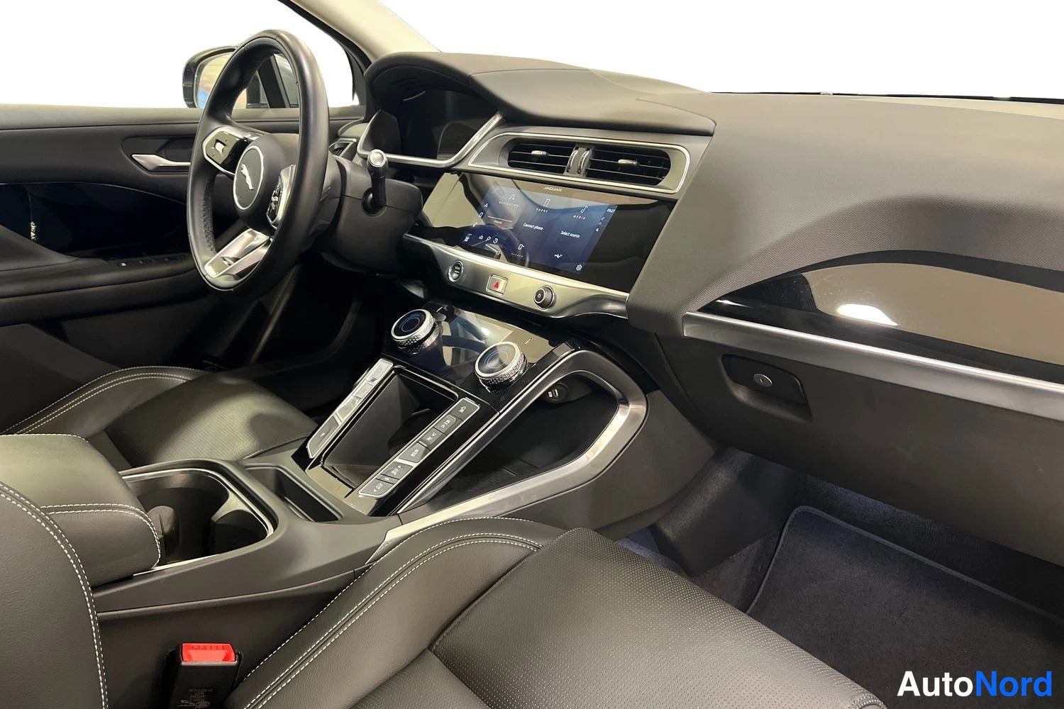 Harmaa Jaguar I-pace 2023, ohjaamo, kuva 9