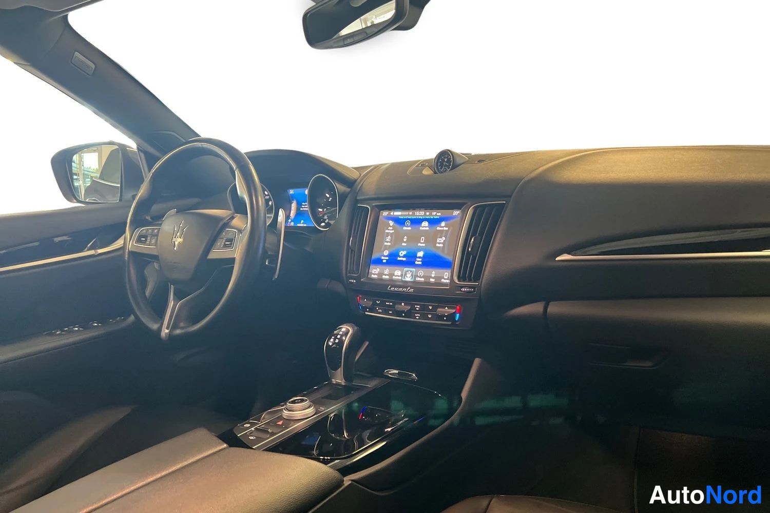 Harmaa Maserati Levantessa 2018, ohjaamo, kuva 9