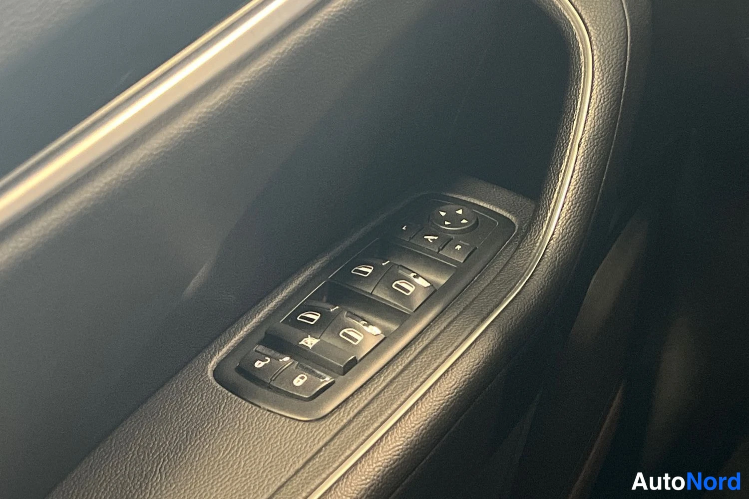 Harmaa Maserati Levantessa 2018, yksityiskohta, kuva 15