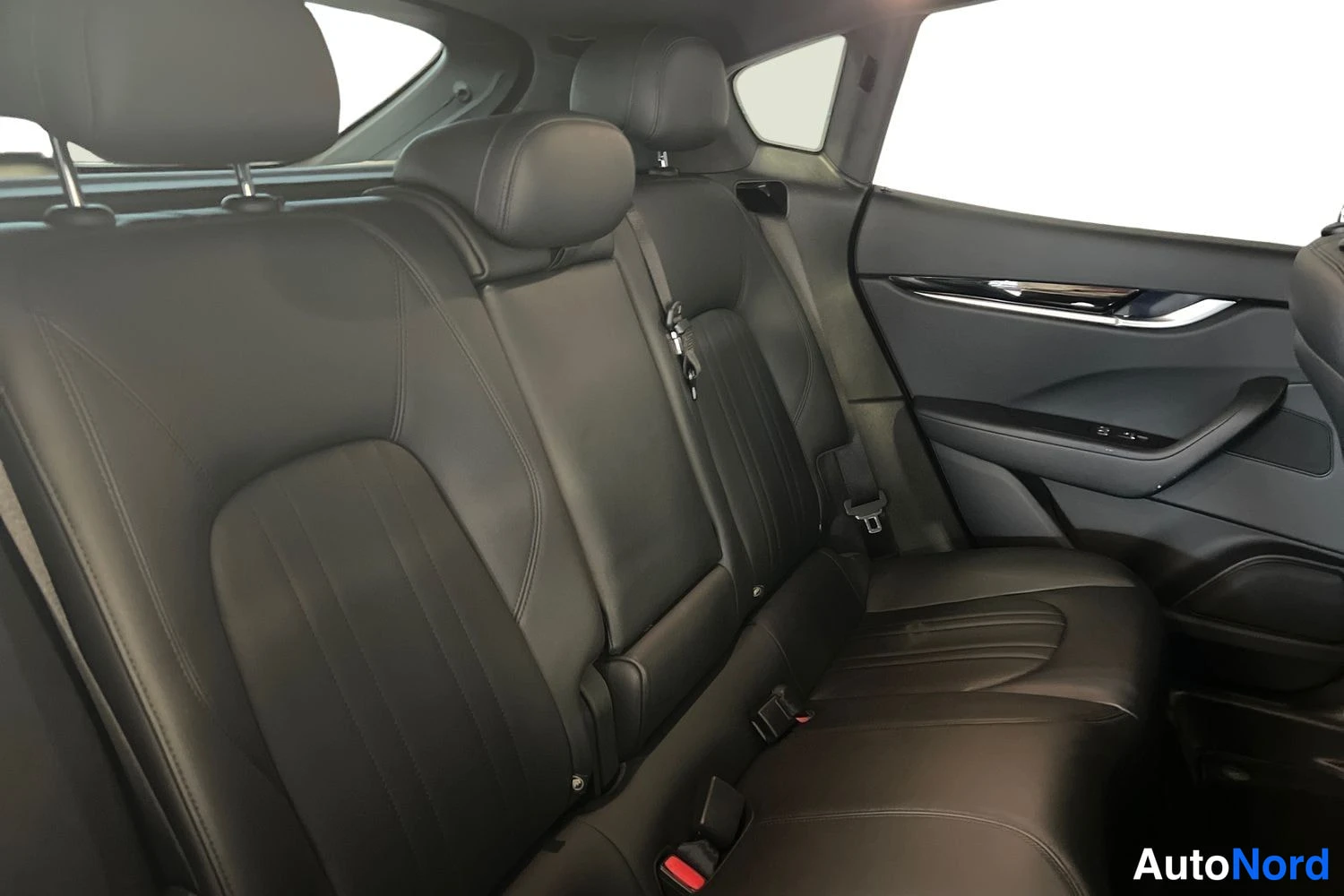 Harmaa Maserati Levantessa 2018, takaistuimet, kuva 10