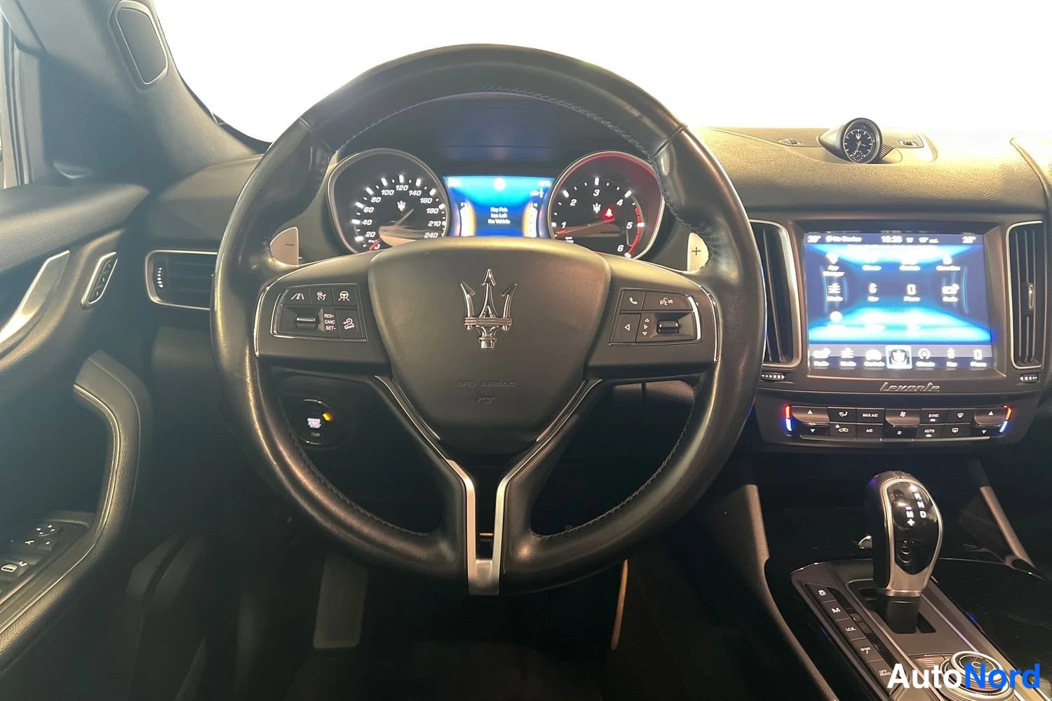 Harmaa Maserati Levantessa 2018, ohjaamo, kuva 7