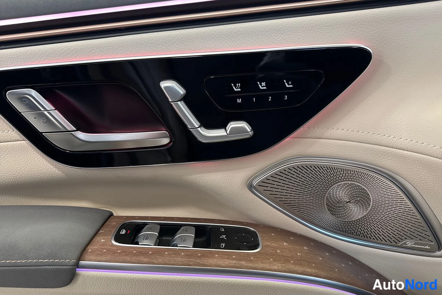 Musta Mercedes-Benz EQS SUV 2023, yksityiskohta, kuva 17