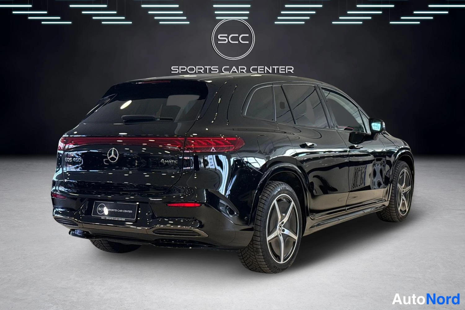 Musta Mercedes-Benz EQS SUV 2023, takaviisto, kuva 4