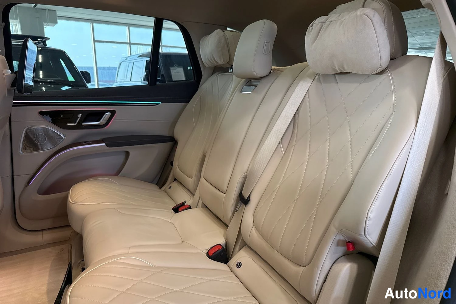 Musta Mercedes-Benz EQS SUV 2023, takaistuimet, kuva 11