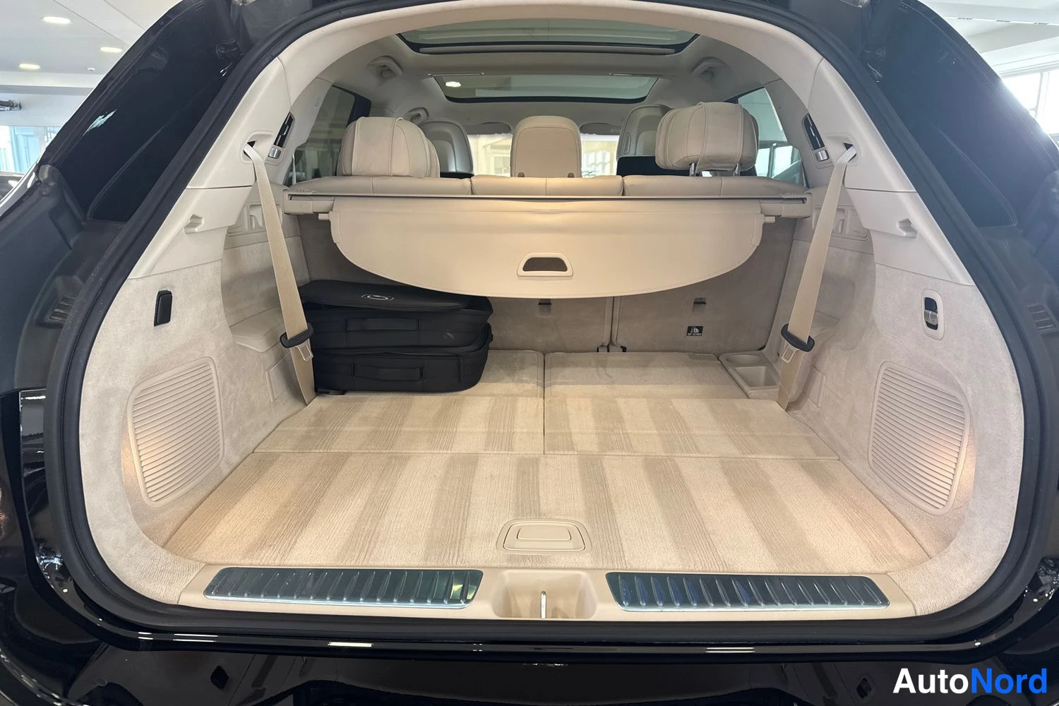 Musta Mercedes-Benz EQS SUV 2023, tavaratila, kuva 13