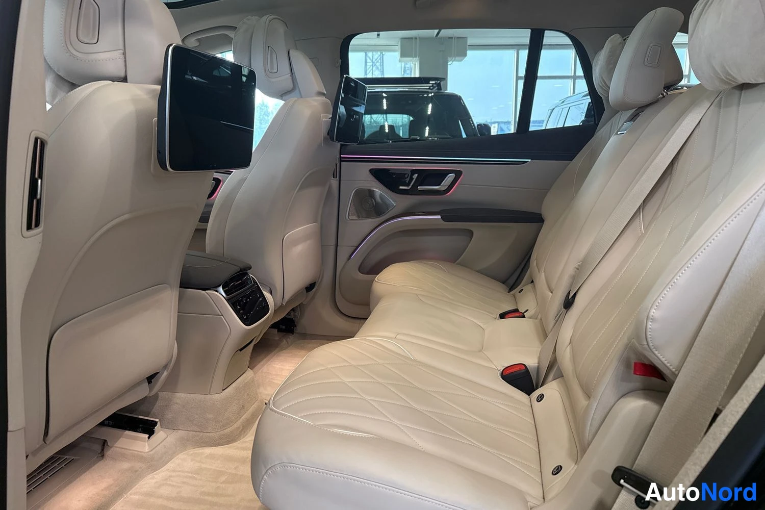 Musta Mercedes-Benz EQS SUV 2023, takaistuimet, kuva 12