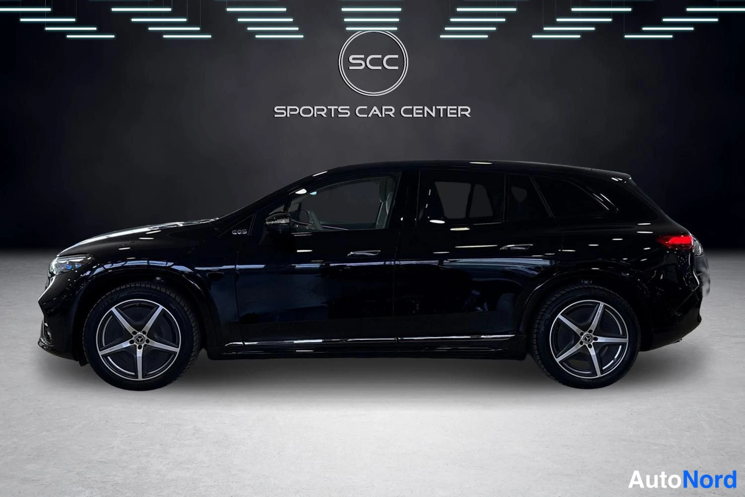Musta Mercedes-Benz EQS SUV 2023, sivulta, kuva 3