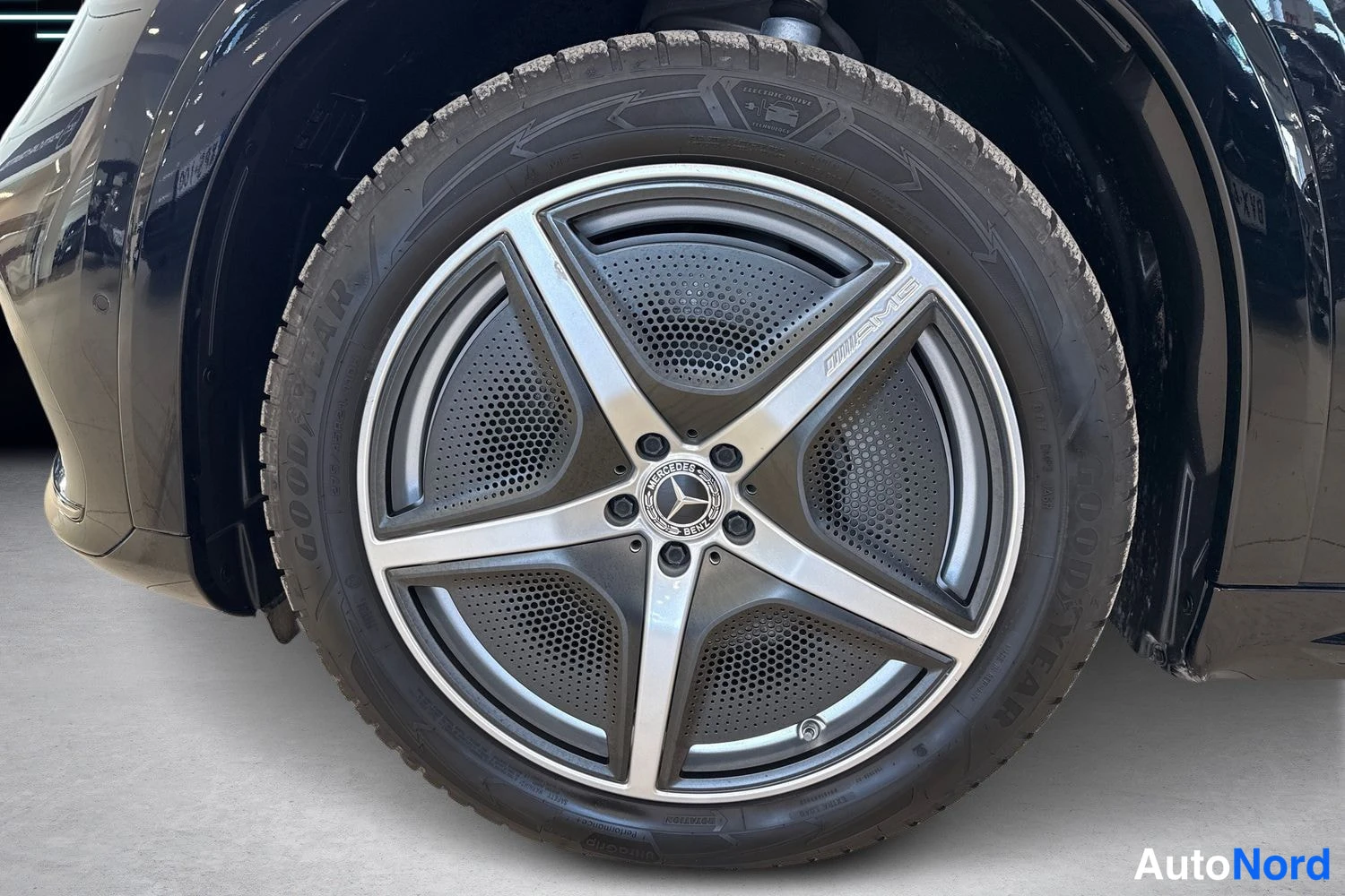Musta Mercedes-Benz EQS SUV 2023, yksityiskohta, kuva 14