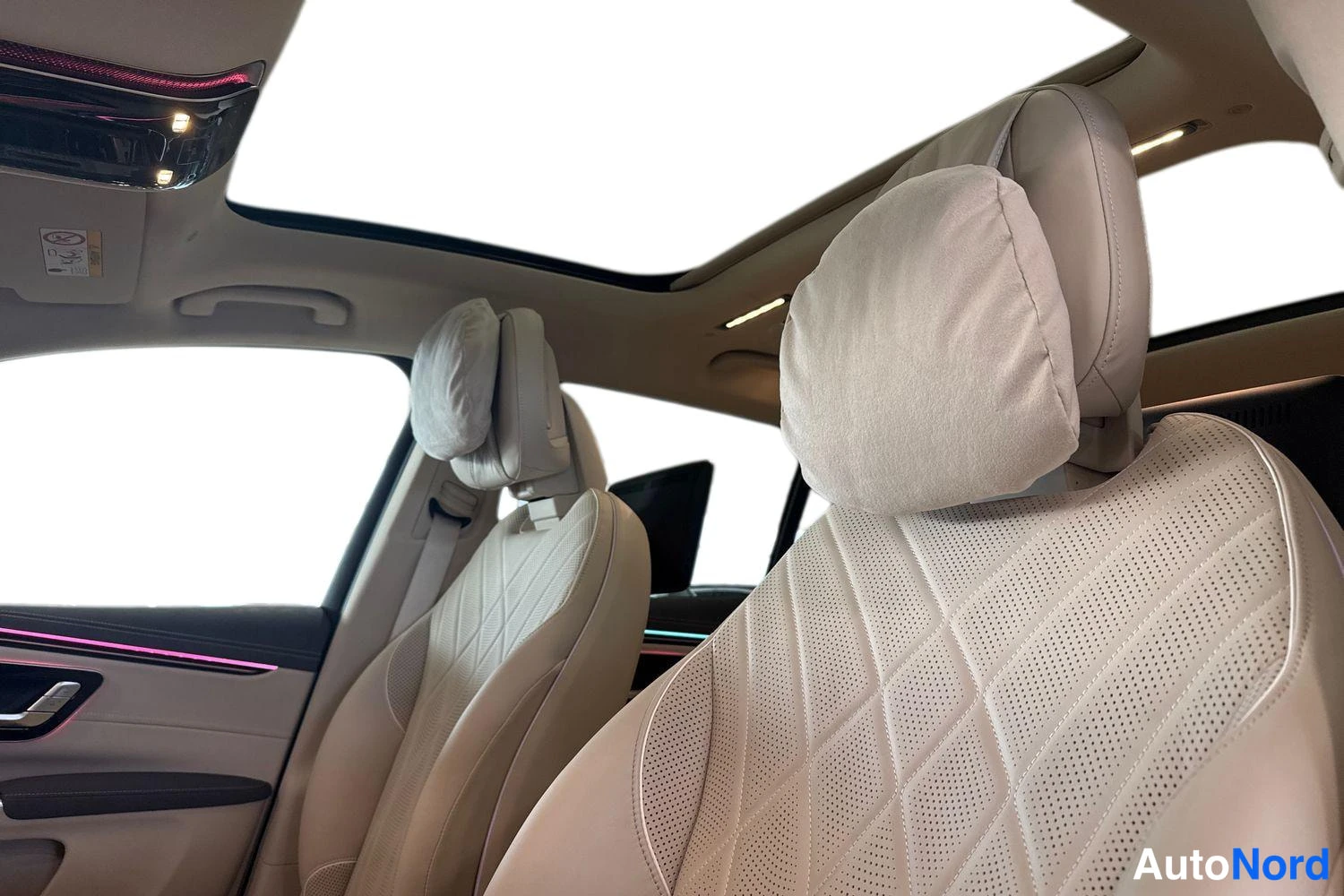 Musta Mercedes-Benz EQS SUV 2023, etuistuimet, kuva 10