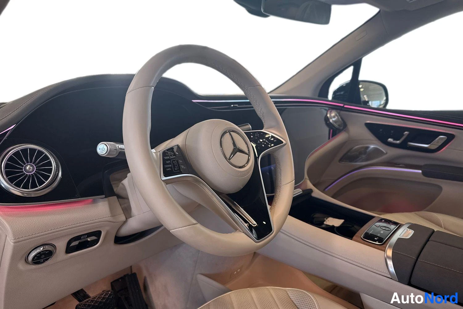 Musta Mercedes-Benz EQS SUV 2023, ohjaamo, kuva 6