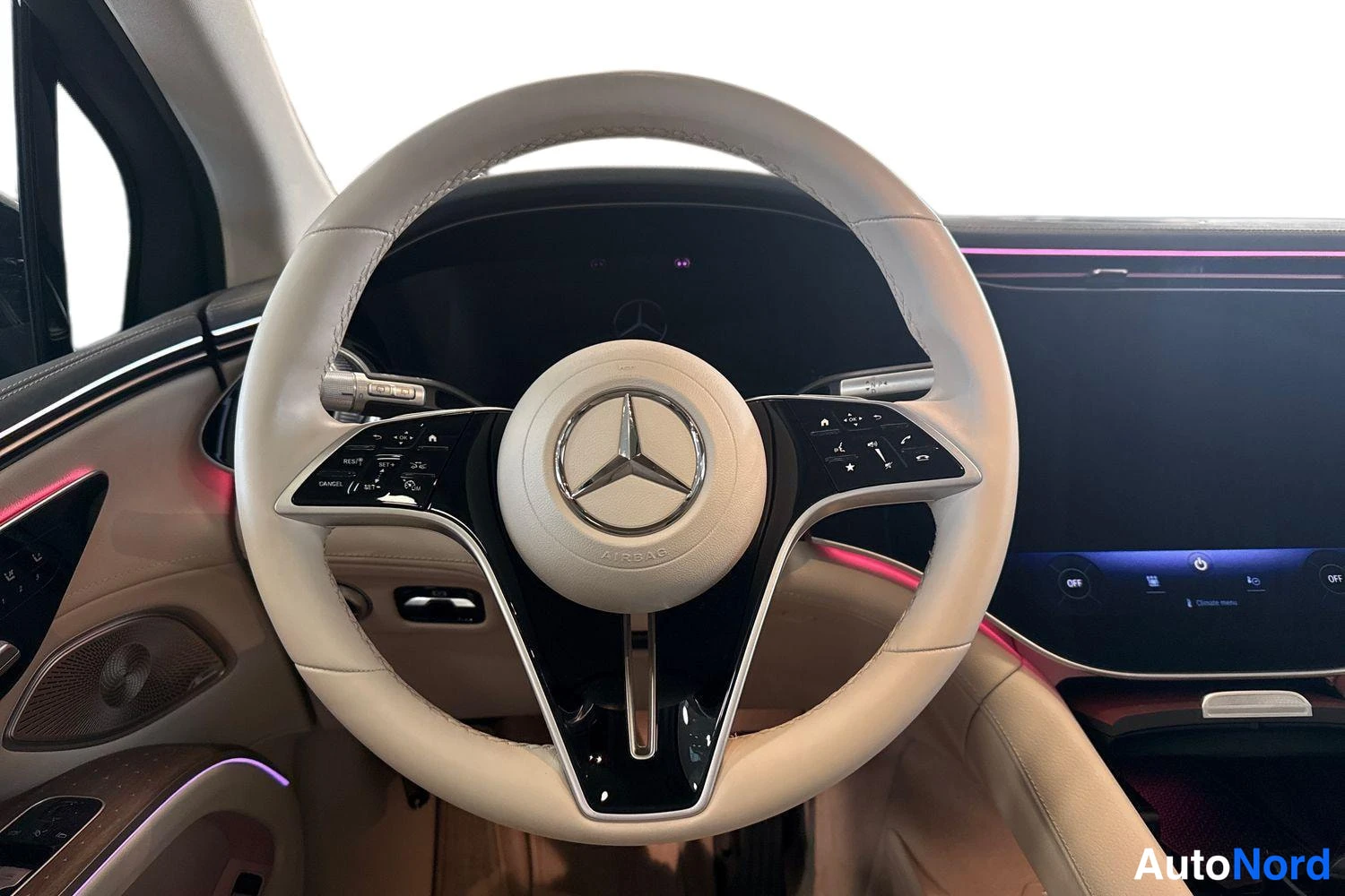 Musta Mercedes-Benz EQS SUV 2023, ohjaamo, kuva 7