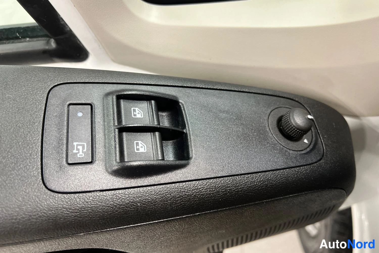 Valkoinen Peugeot Boxer 2019, yksityiskohta, kuva 15