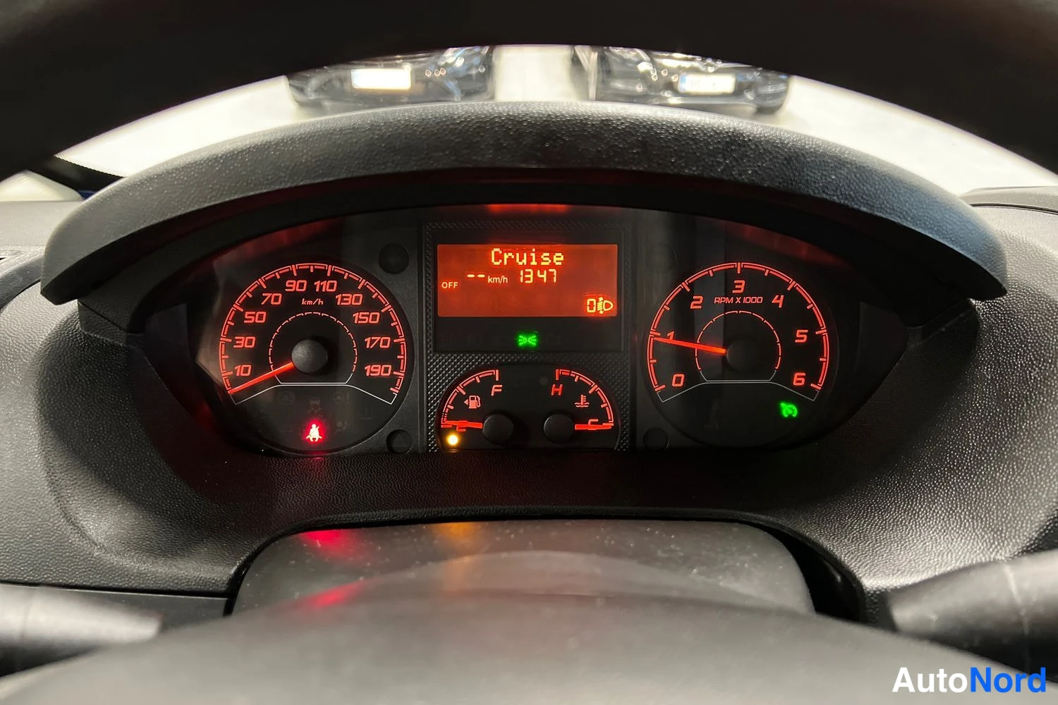 Valkoinen Peugeot Boxer 2019, yksityiskohta, kuva 18