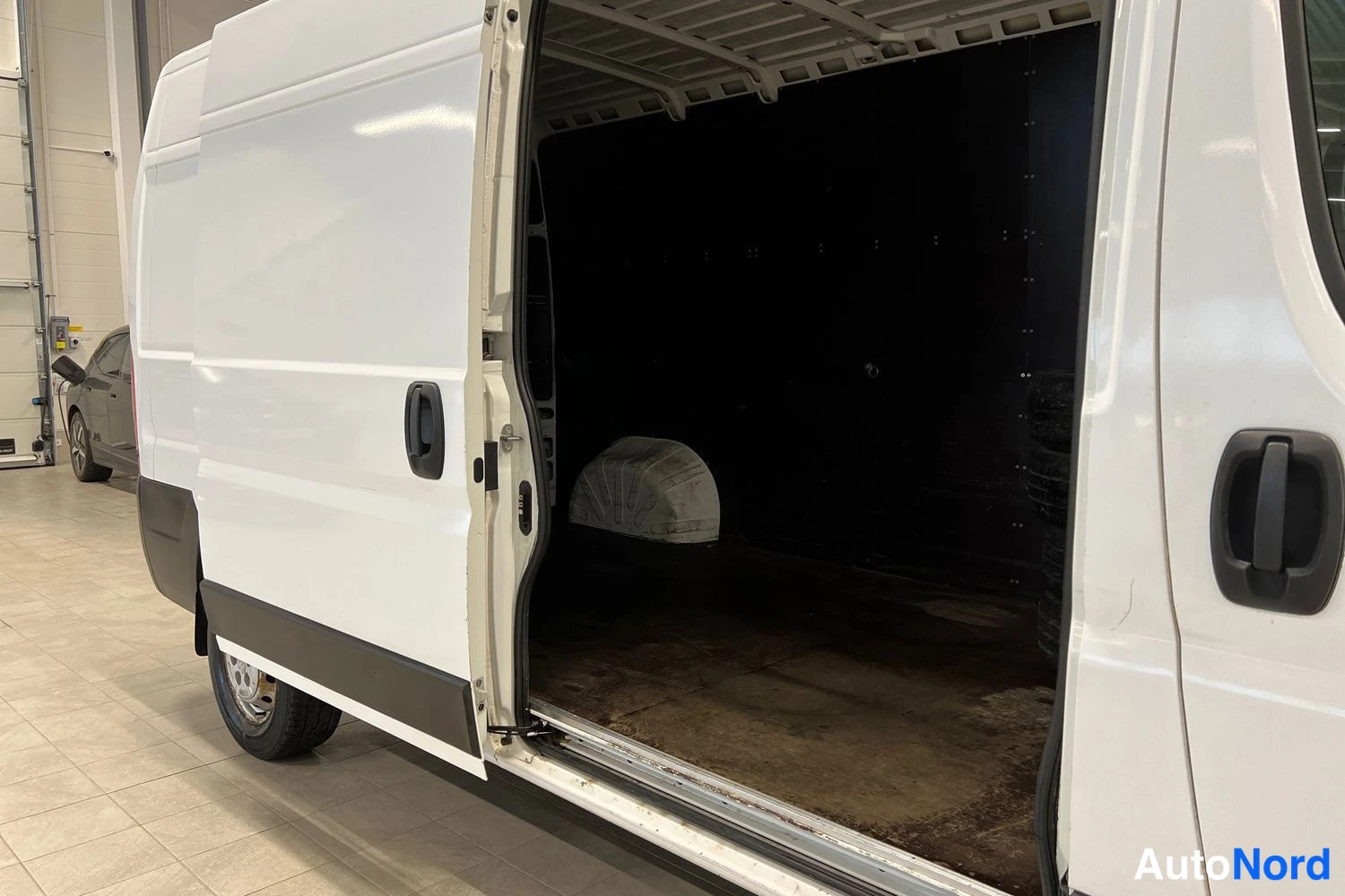 Valkoinen Peugeot Boxer 2019, sivulta, kuva 4