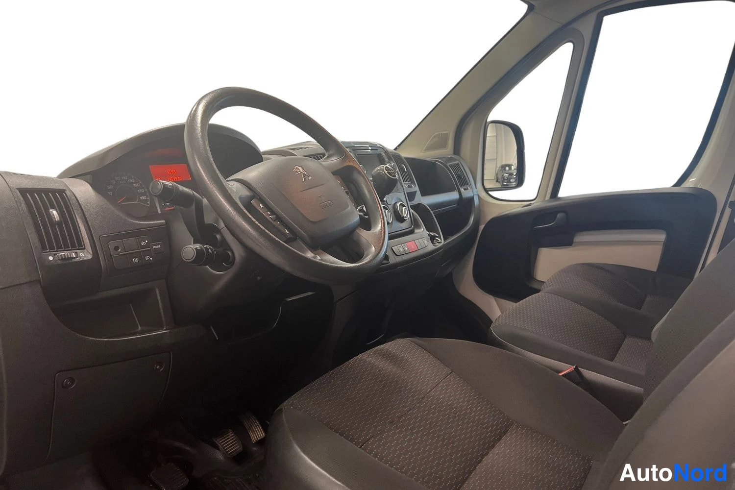 Valkoinen Peugeot Boxer 2019, ohjaamo, kuva 8