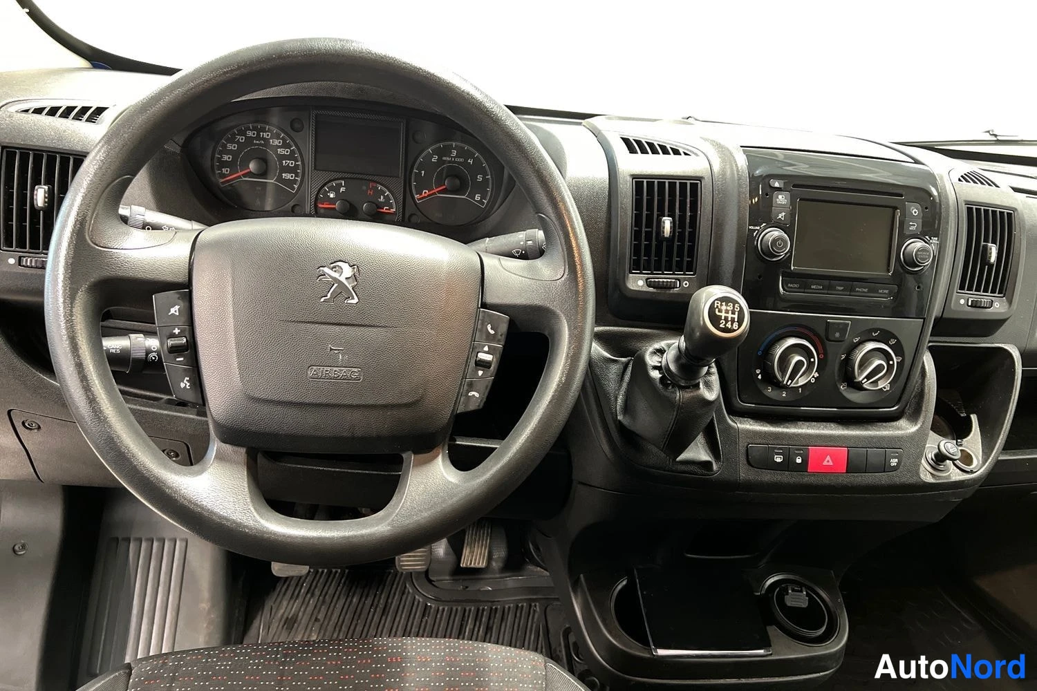 Valkoinen Peugeot Boxer 2019, ohjaamo, kuva 9