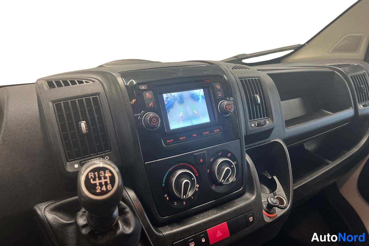 Valkoinen Peugeot Boxer 2019, yksityiskohta, kuva 12