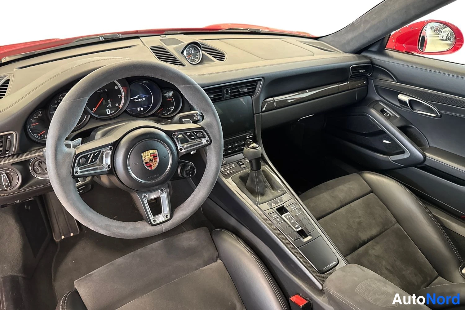 Punainen Porsche 911 Turbo 2017, ohjaamo, kuva 11