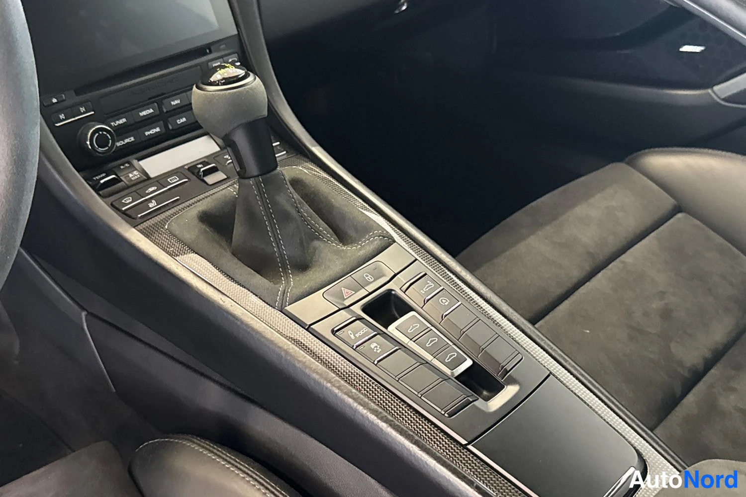 Punainen Porsche 911 Turbo 2017, yksityiskohta, kuva 17