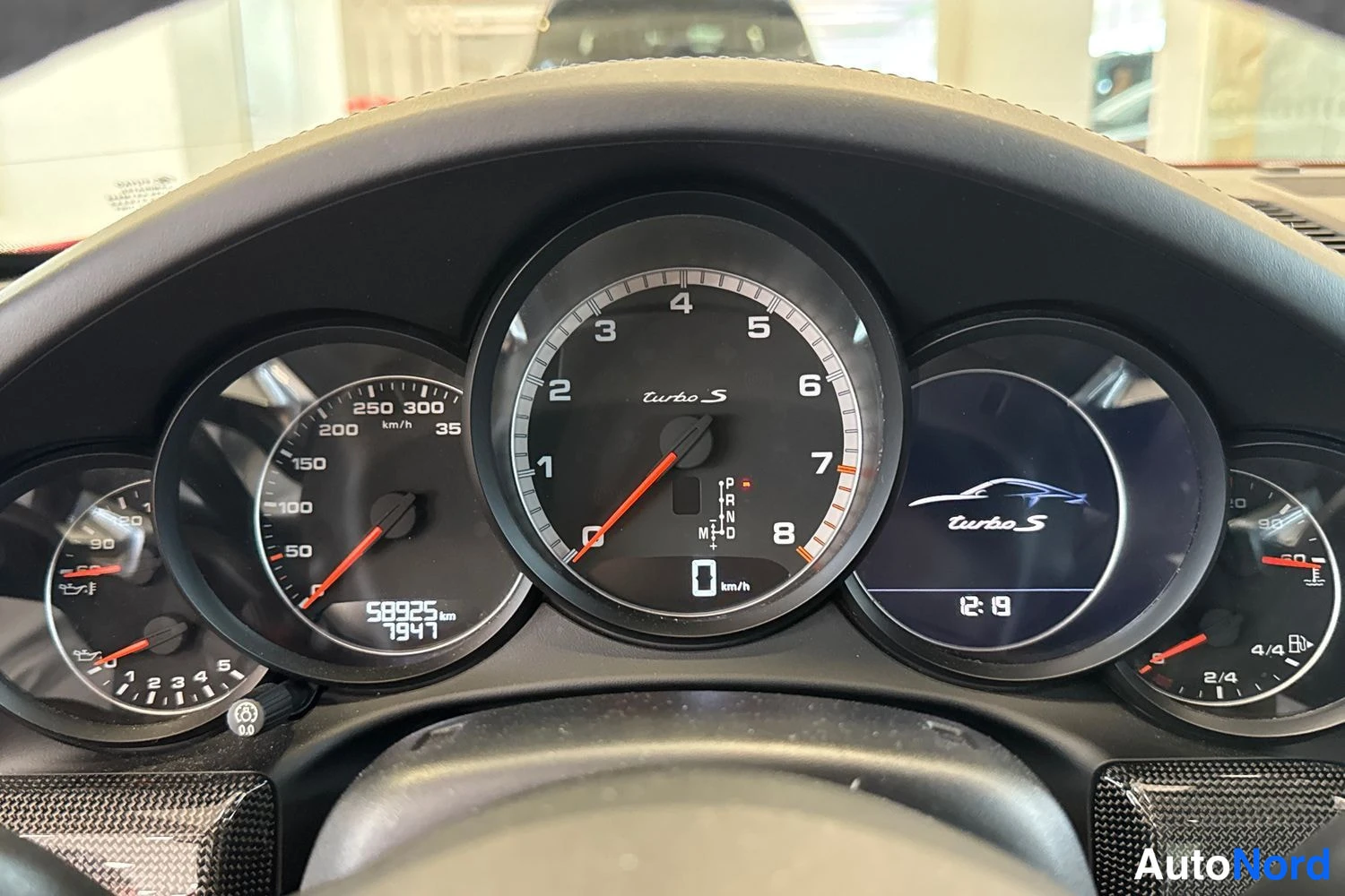 Punainen Porsche 911 Turbo 2017, yksityiskohta, kuva 22