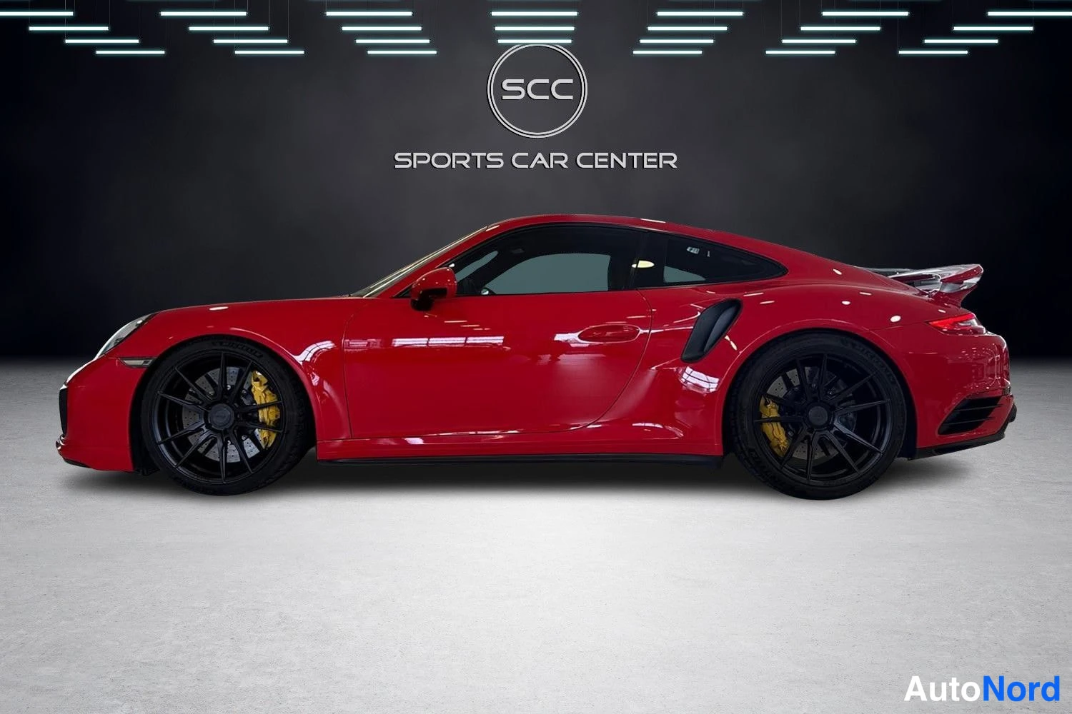 Punainen Porsche 911 Turbo 2017, sivulta, kuva 3