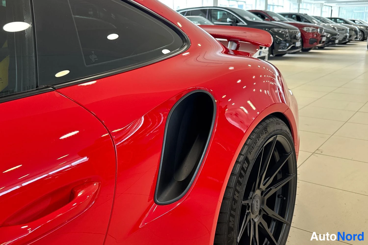 Punainen Porsche 911 Turbo 2017, sivulta, kuva 4