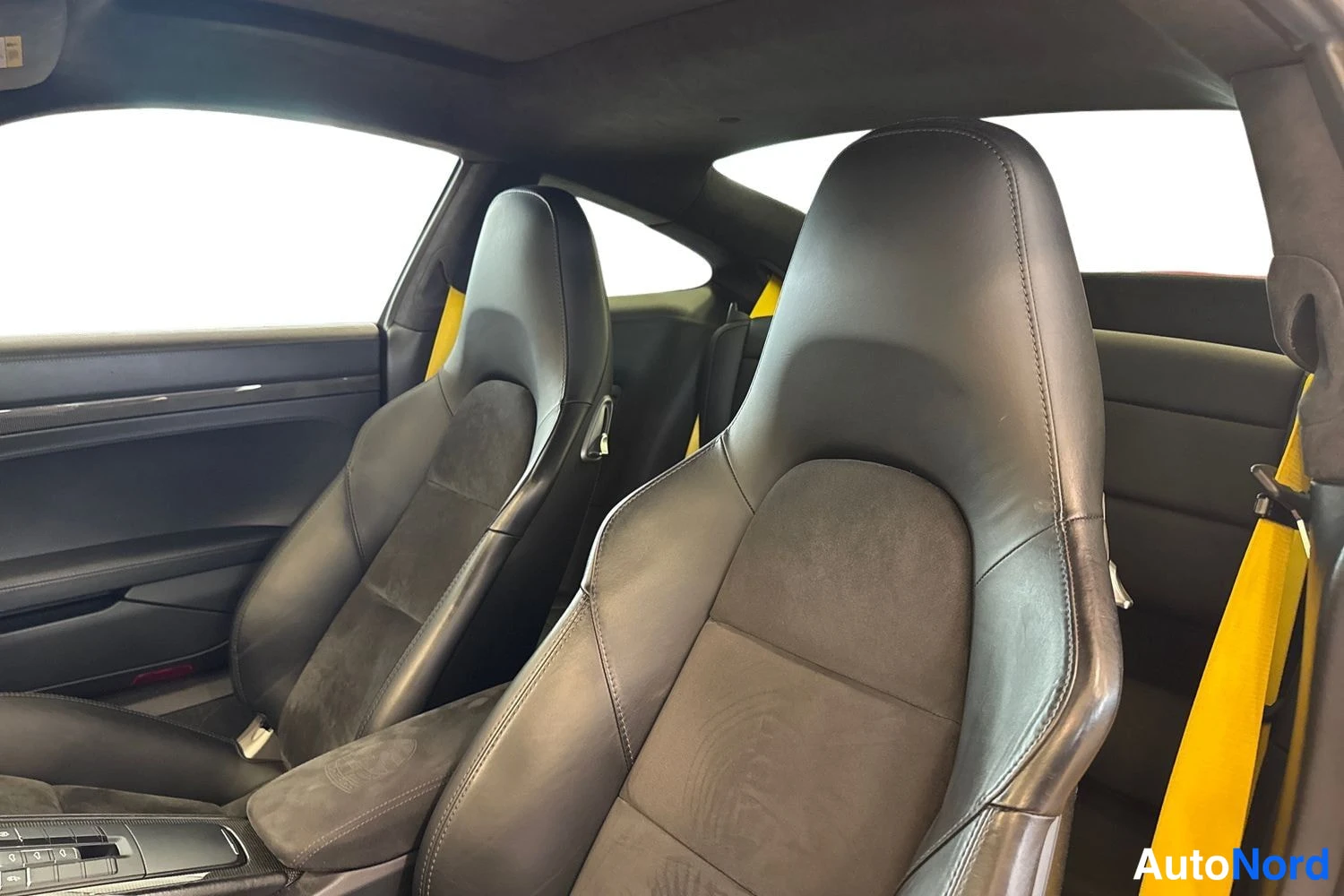 Punainen Porsche 911 Turbo 2017, etuistuimet, kuva 13