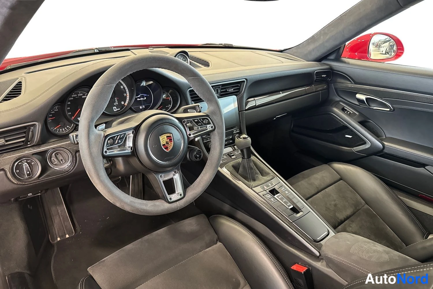 Punainen Porsche 911 Turbo 2017, ohjaamo, kuva 9