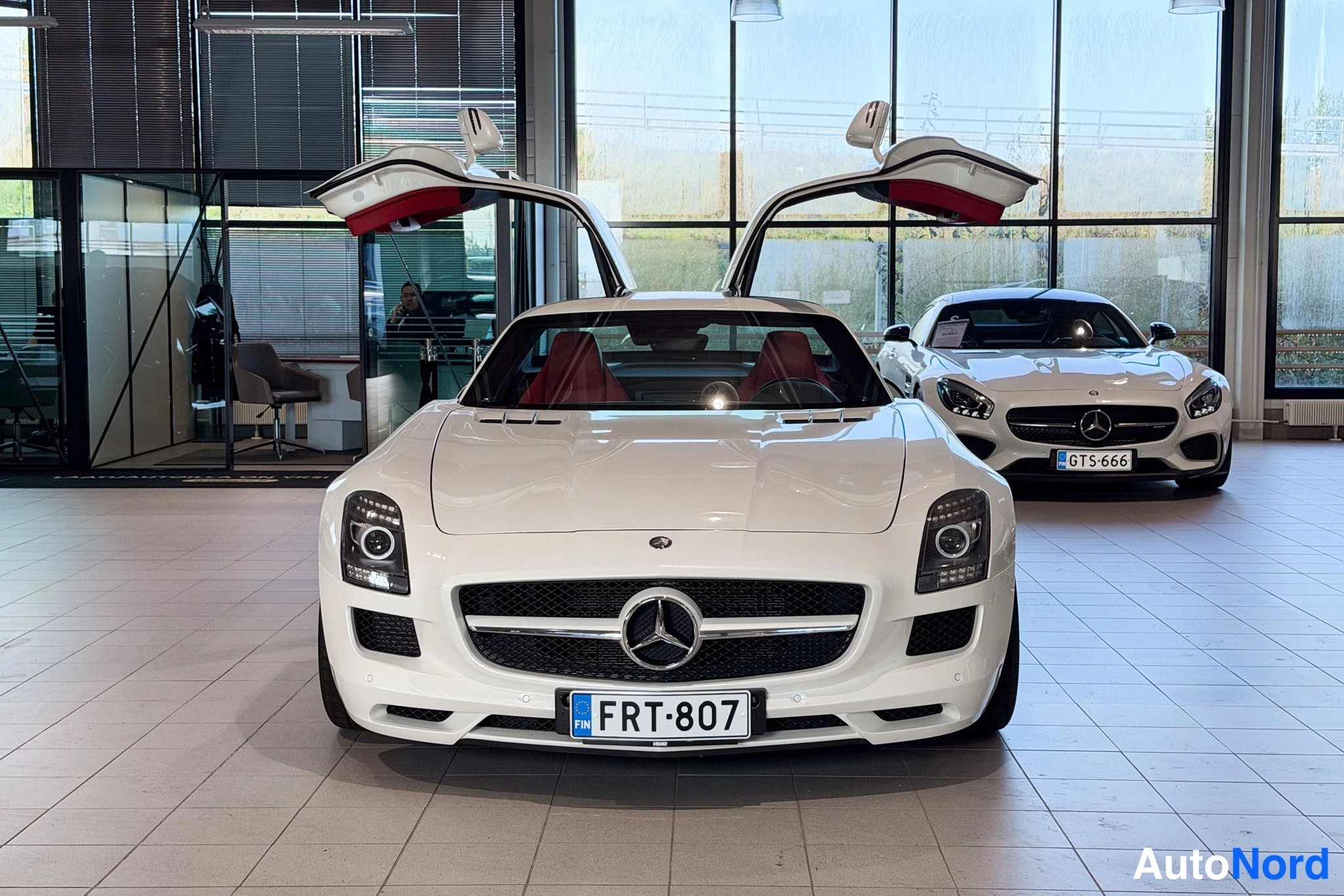 Punainen Mercedes-Benz SLS AMG 2010, edestä, kuva 9
