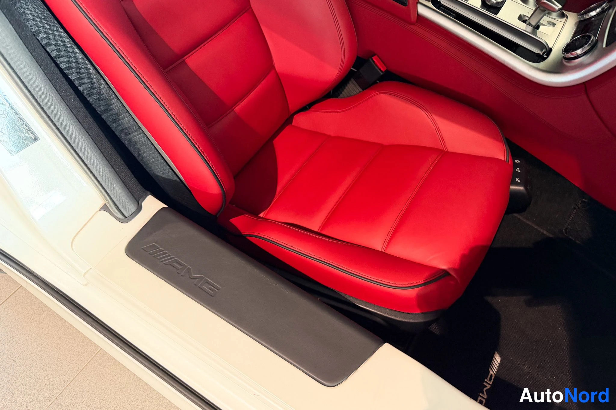 Punainen Mercedes-Benz SLS AMG 2010, etuistuimet, kuva 23