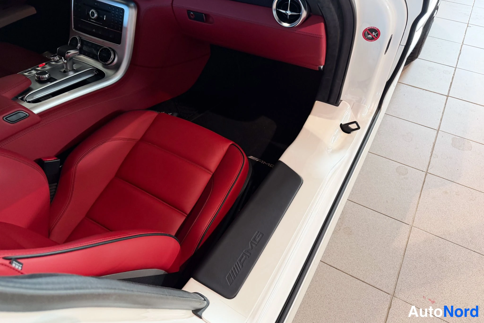 Punainen Mercedes-Benz SLS AMG 2010, etuistuimet, kuva 24