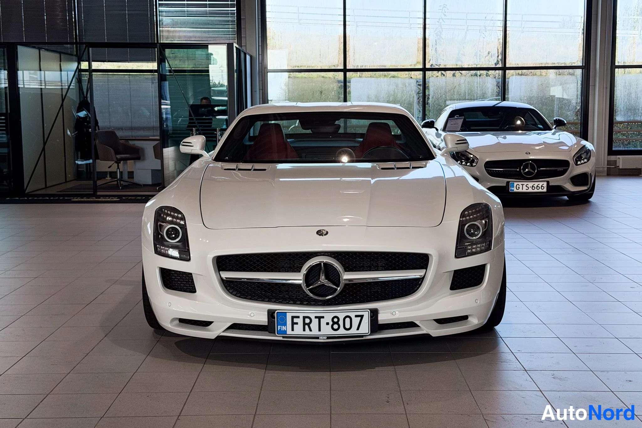 Punainen Mercedes-Benz SLS AMG 2010, edestä, kuva 8